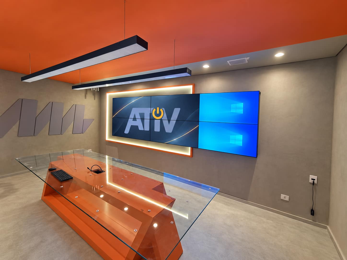 Sala corporativa com painel de visualização